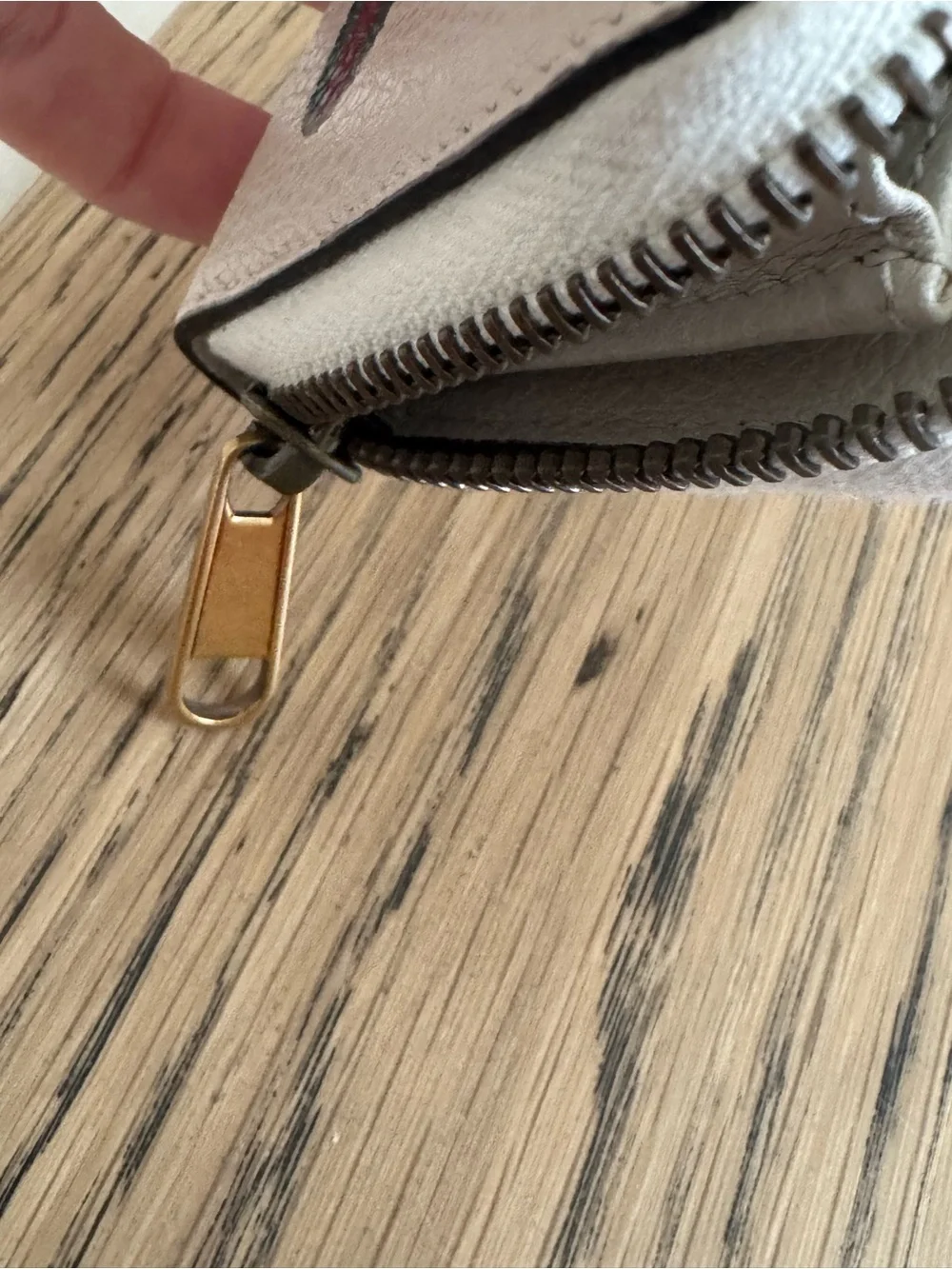Gucci Cream Pebble Leather Zip Wallet - Picture 4 of 6